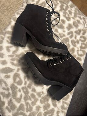 Women’s Black Lace-Up Chunky Heel Ankle Boot